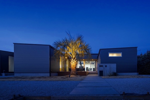 素材が光るコの字型の平屋